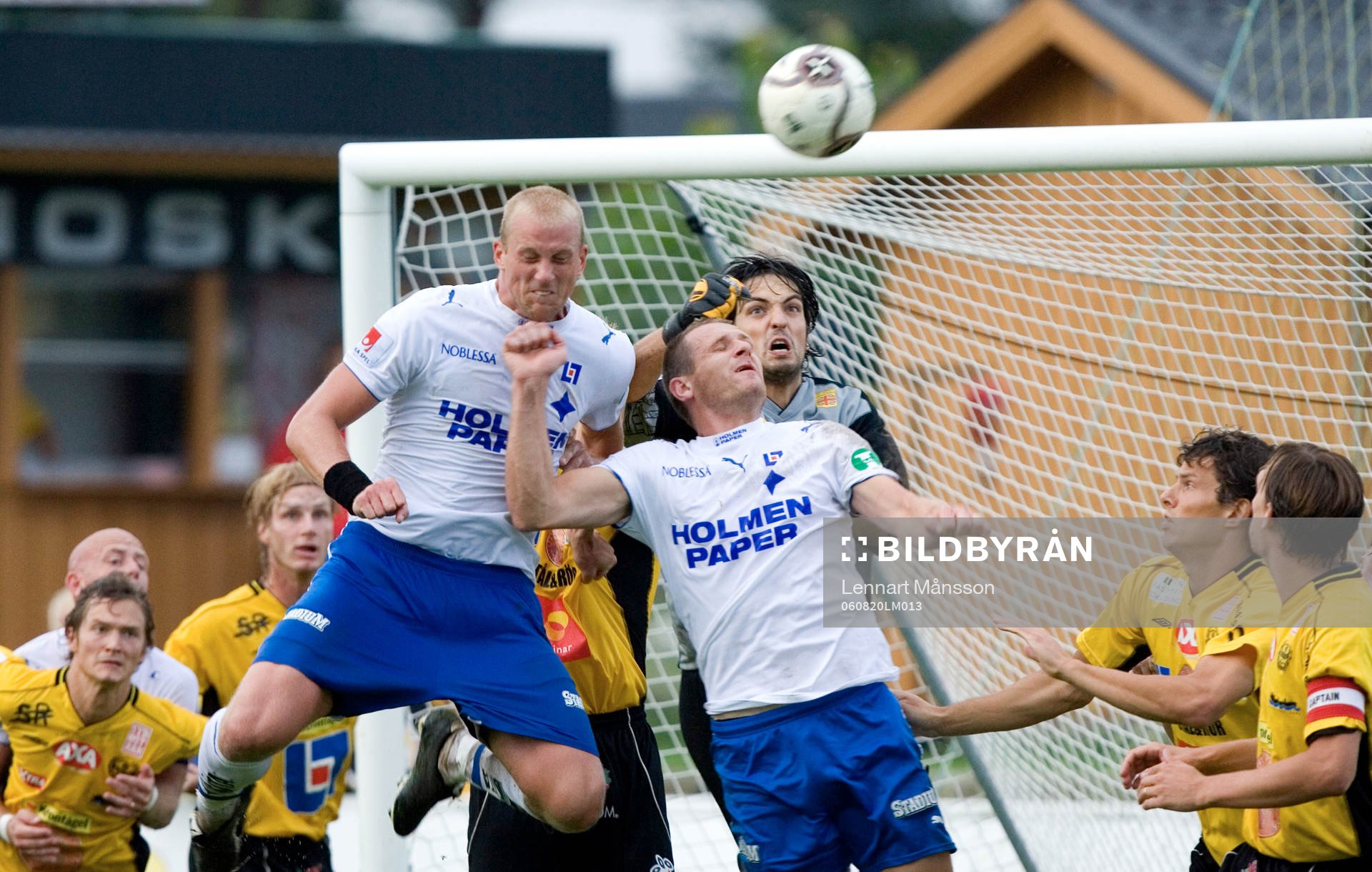   Målskytten Thomas Magnusson och Stefan Thordarson försöker trycka in en hörna bakom Dusan Melicharek.