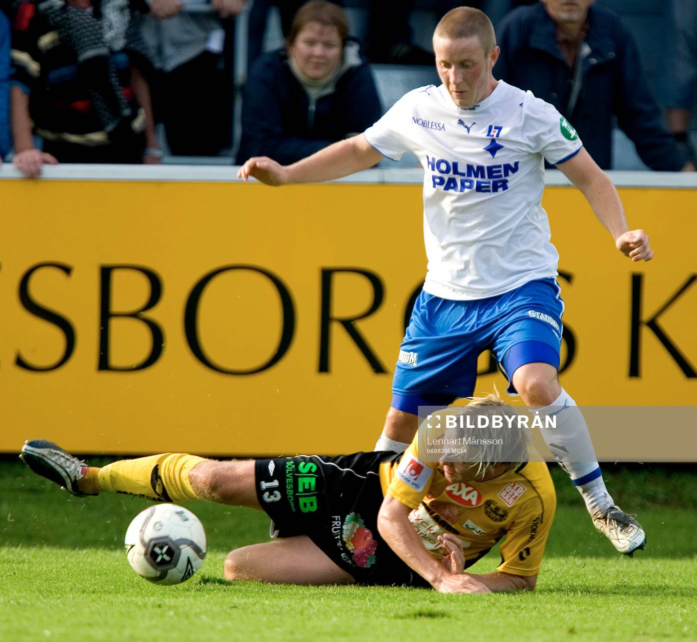 Haris Laitinen kör över en Mjällby-spelare