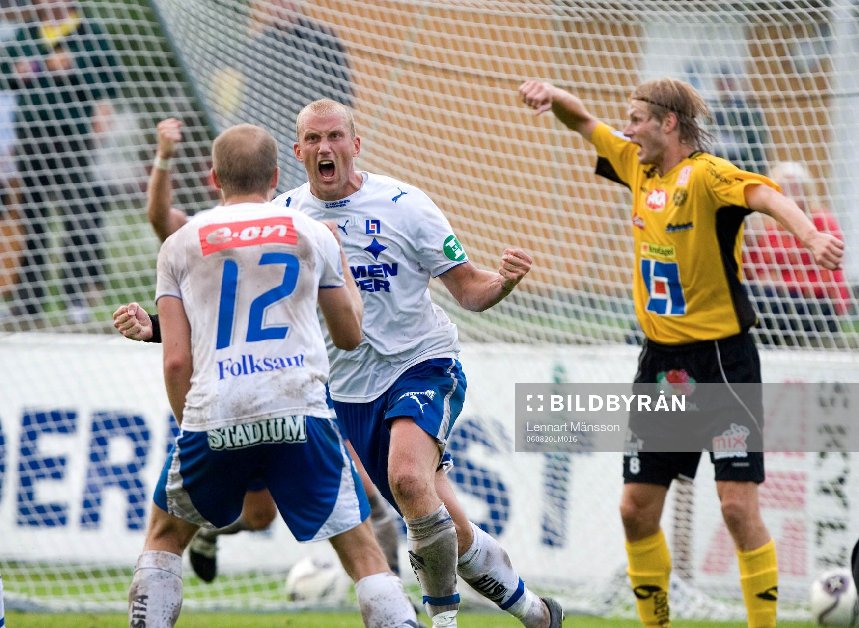 Thomas Magnusson har tryckt in 0-1 på frisparksretur - och