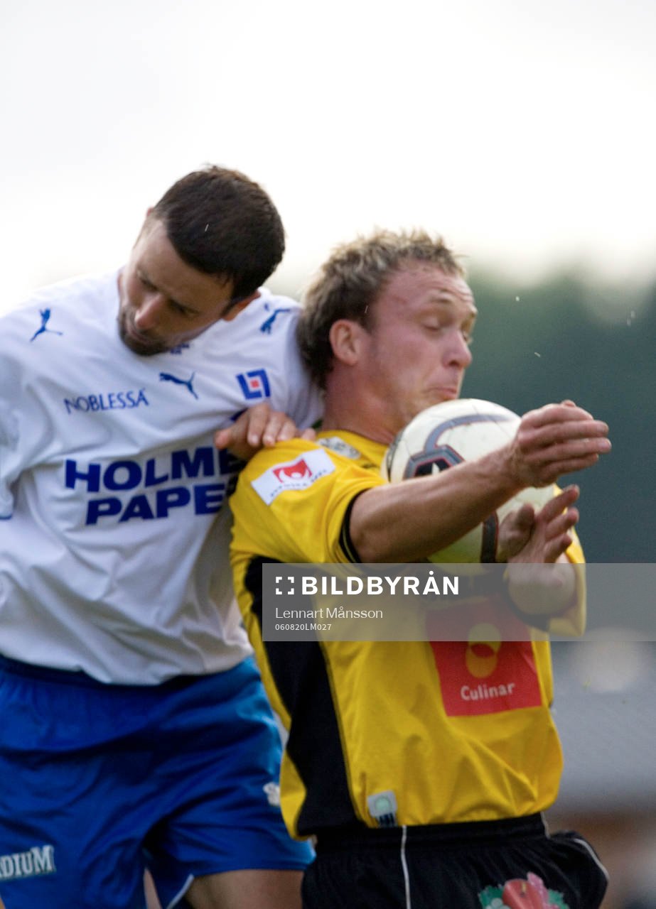   Kristoffer Arvhage trycker Marcus Ekenberg i ryggen.