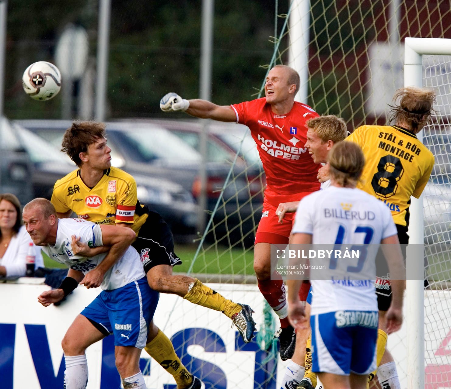 Magnus Jonsson, målvakt, boxar undan bollen för