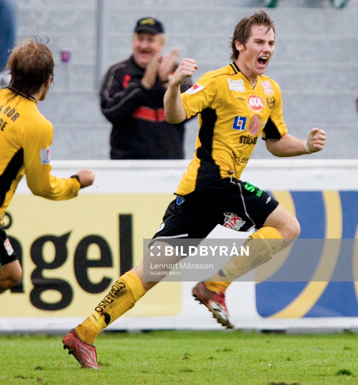   1-1, Johan Persson‚ nyförvärvet från IFK Hässleholm, har gjort 1-1 och jublar. Jubel.