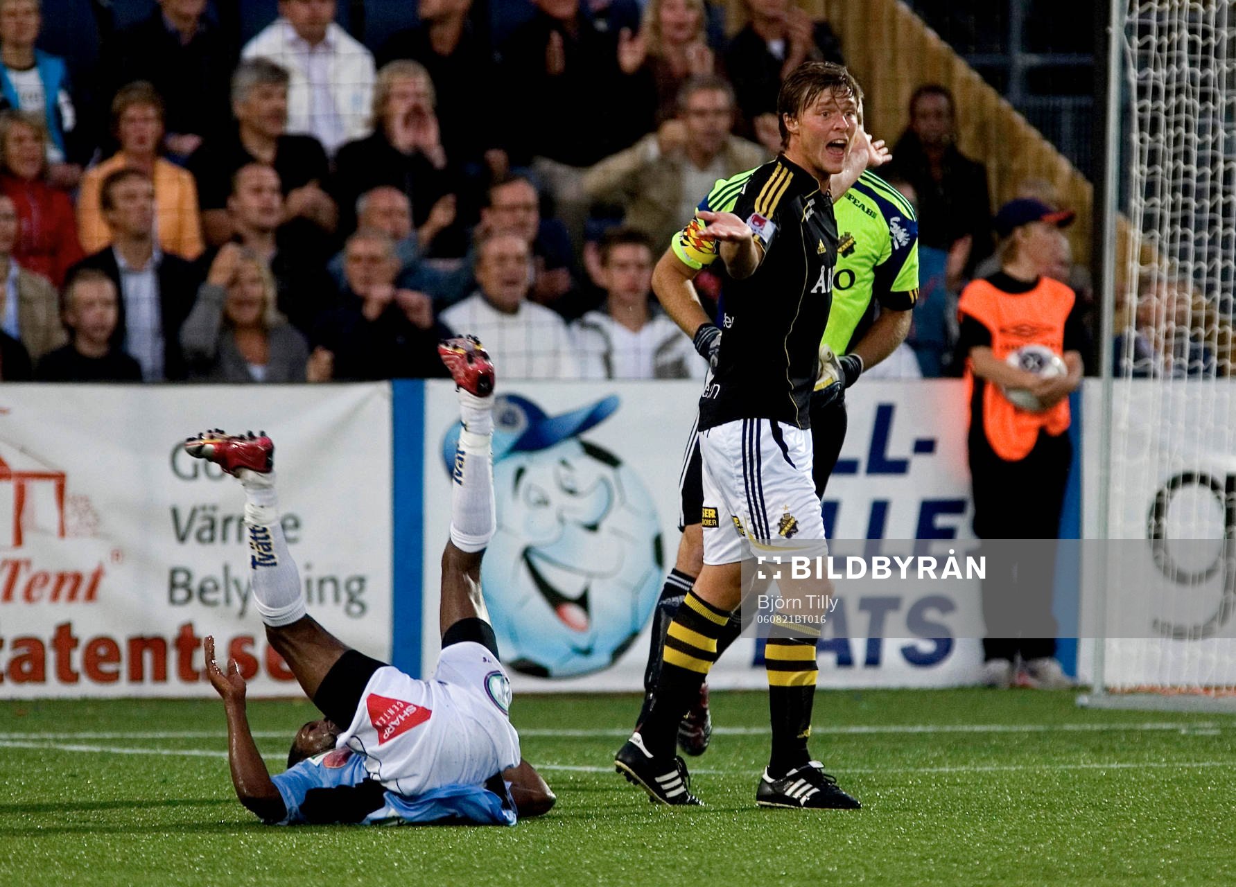 Niklas Sandberg, AIK har fällt Rene Muzola Makondele,