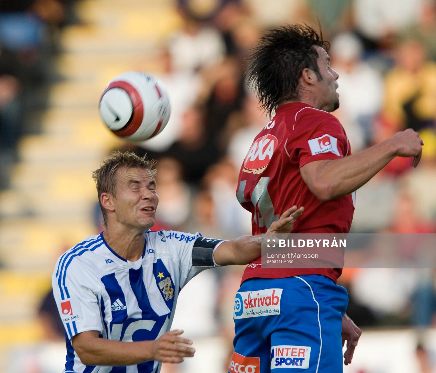Niclas Alexandersson i ryggen på Thomas Backman