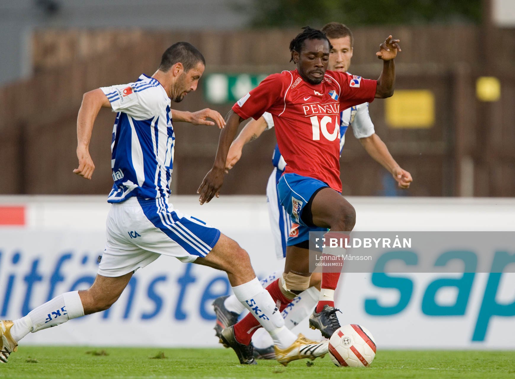 Teafore Bennet slinker emellan Alejandro Lago och en annan