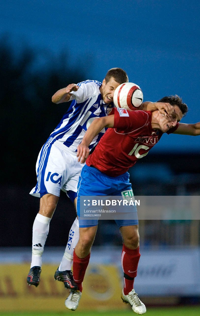 Mattias Bjärsmyr klättrar på målskytten Ingmar Teever