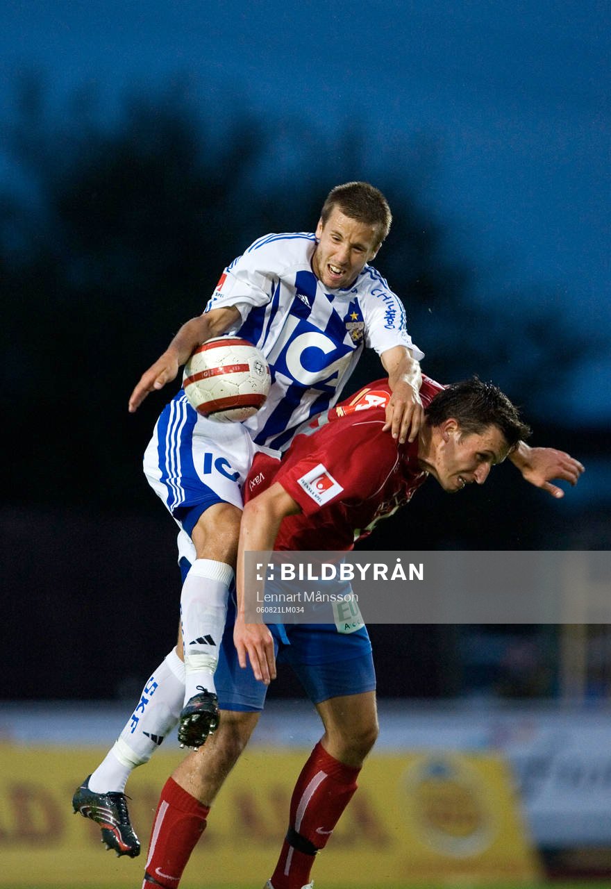 Mattias Bjärsmyr klättrar på målskytten Ingmar Teever