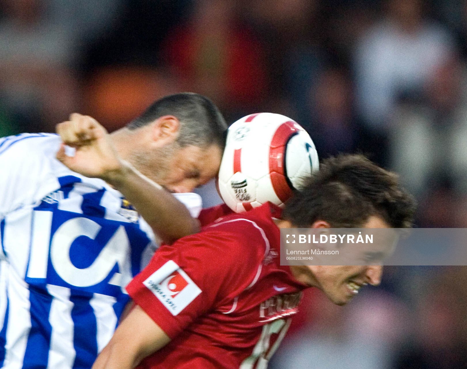 Bollen fastnar mellan Alejandro Lago och trycker till