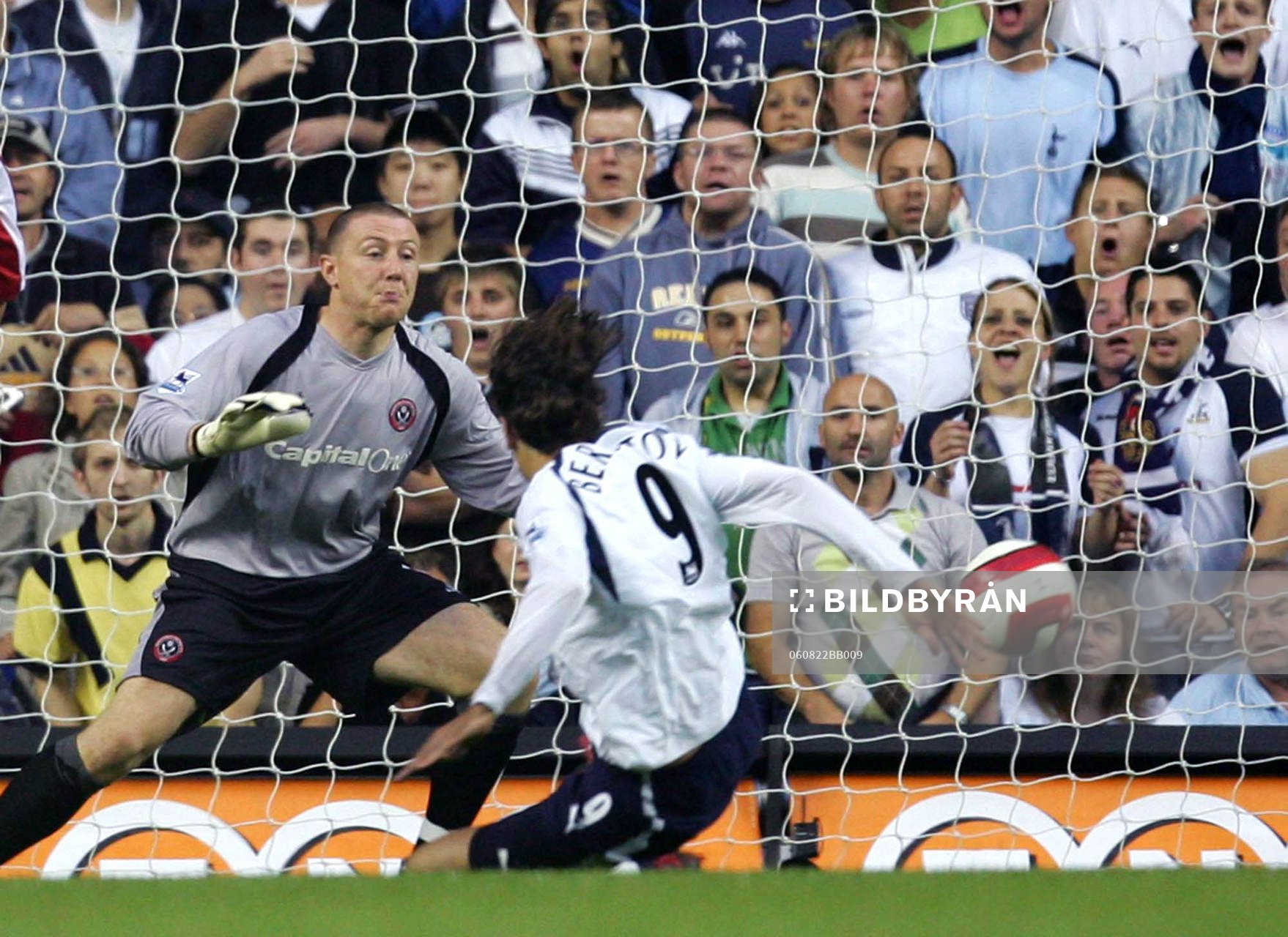  Dimitar Berbatov, Tottenham får ett skott förbi Paddy Kenny, målvakt, Sheffield.