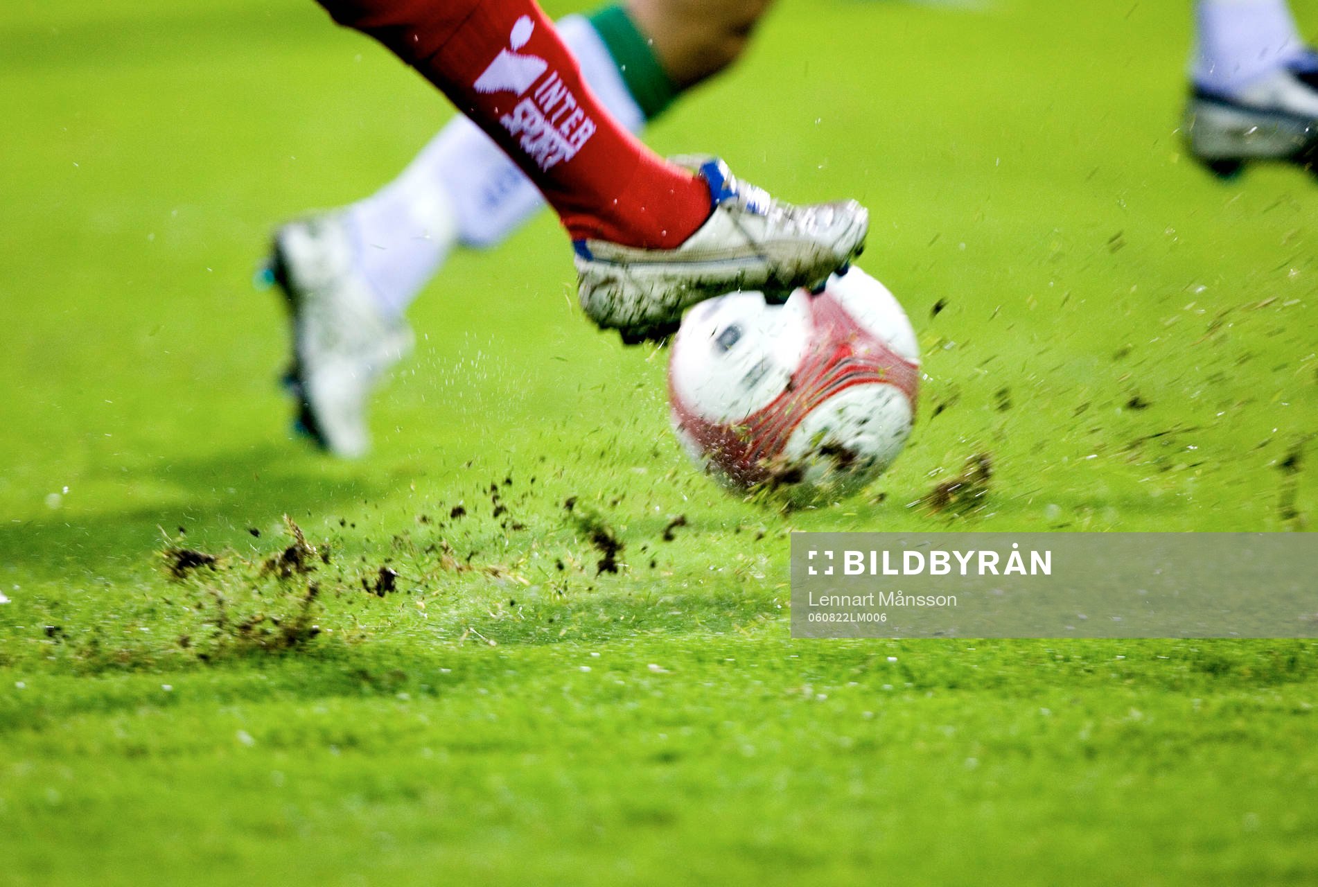 Fot, boll, fotboll, gräs, grästovor, blött underlag