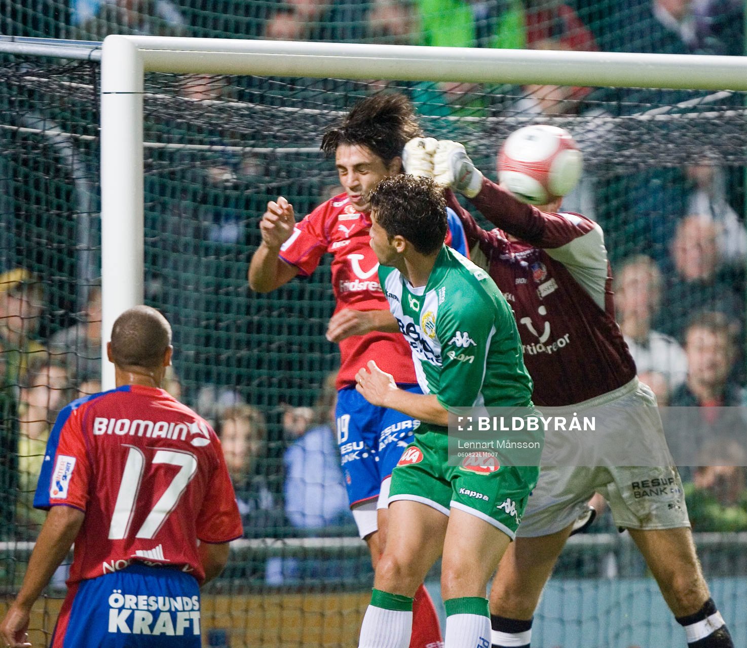Daniel Andersson boxar bort bollen framför Paulinho Guara