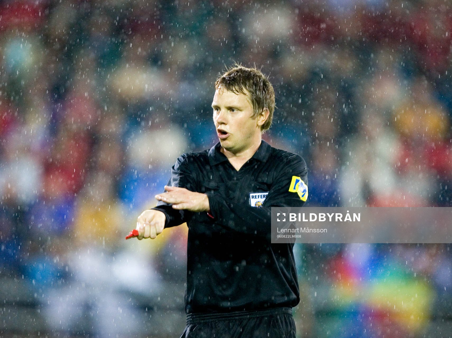 Markus Strömbergsson, domare, signalerar för hands