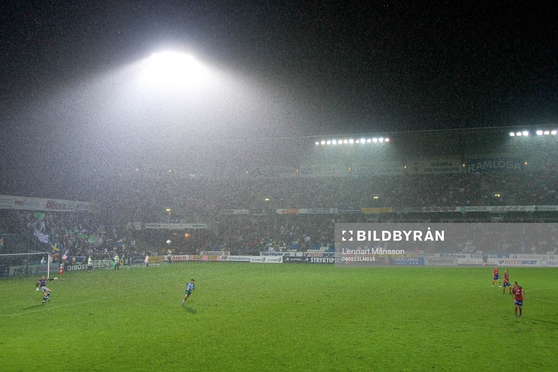   Olympia fotbollsarena, elljus, kvällsmatch, stämning, regn, gräsmatta.