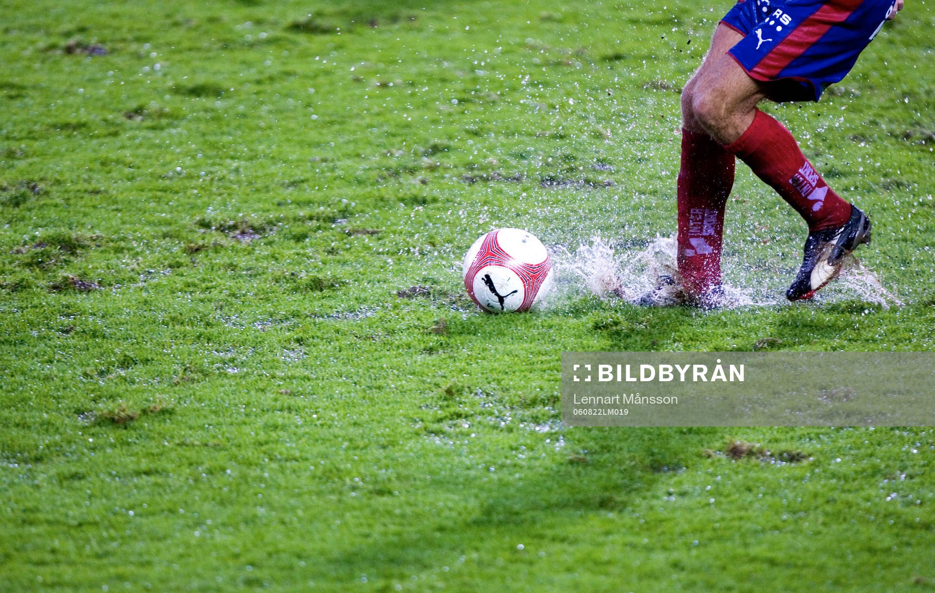 Regn, regnmatch, fot, boll, plask, blöt gräsmatta,