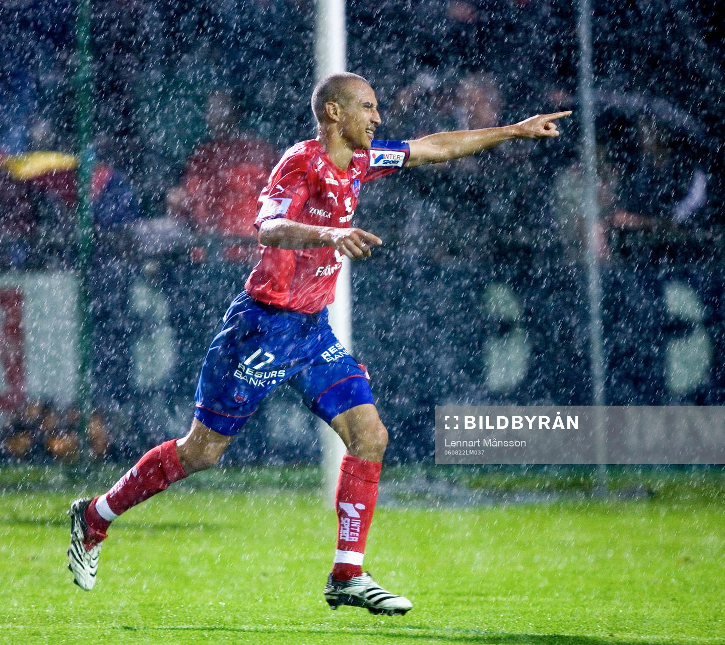  1-1, Henrik Henke Larsson i värsta ösregnet.