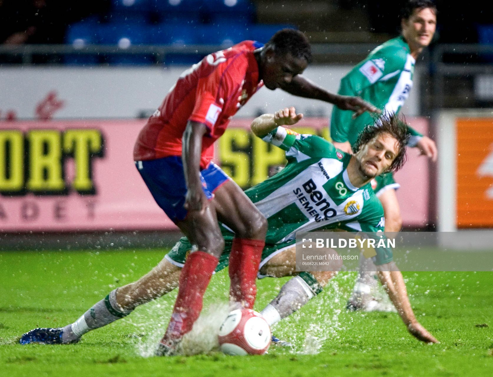   Blött, Max von Schlebrügge försöker stoppa Olivier Karekezi.