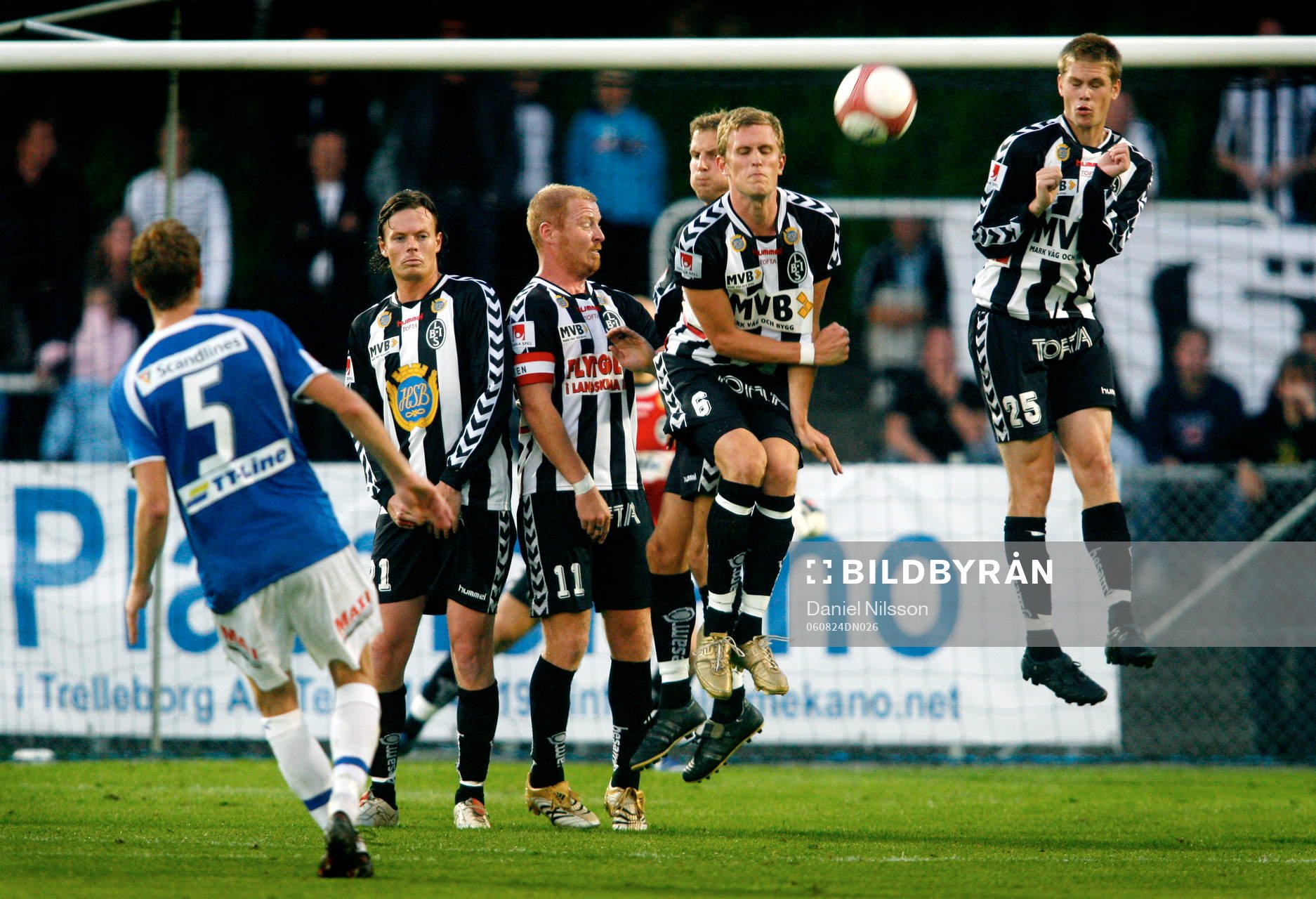 Mikael Bengtsson, Trelleborg slår en frispark. Andreas