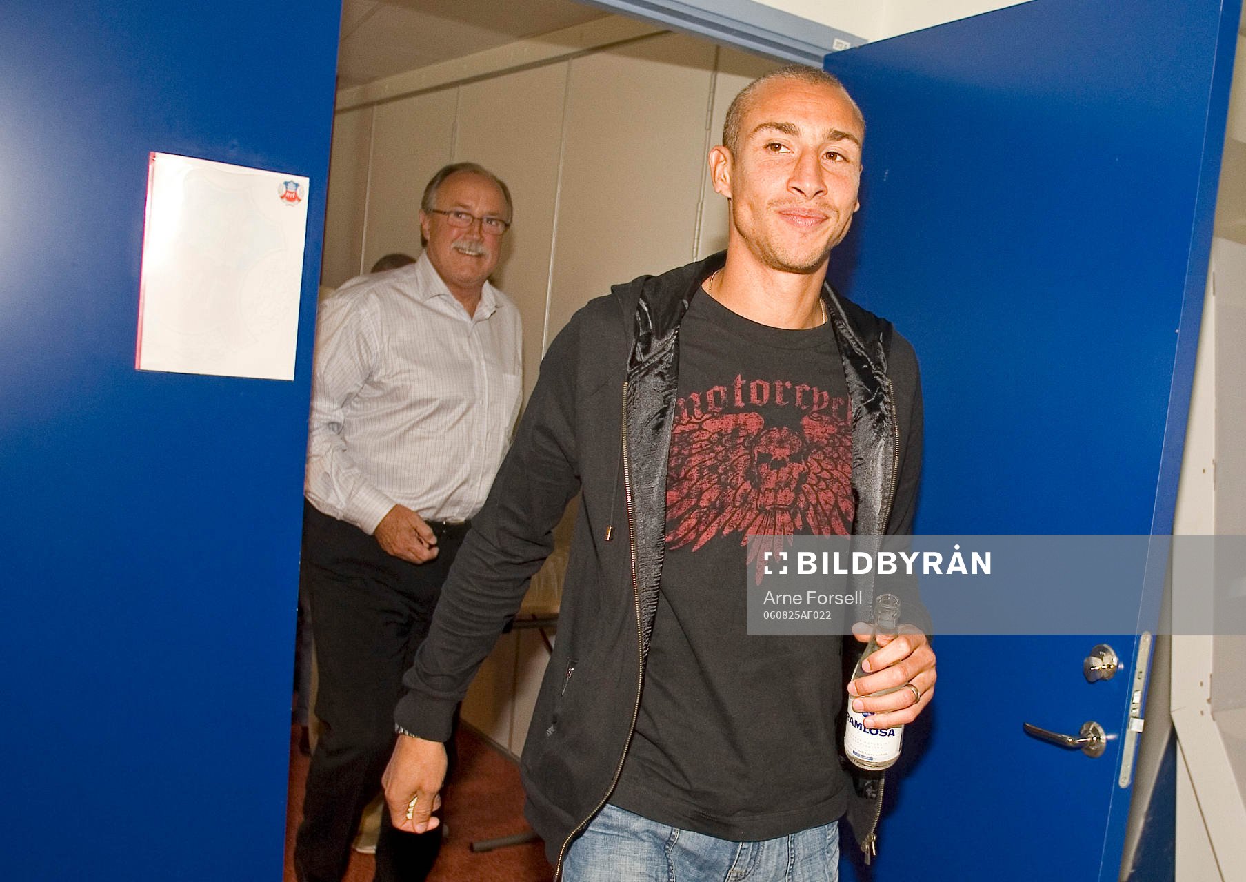 Henrik Larsson lämnar lokalen