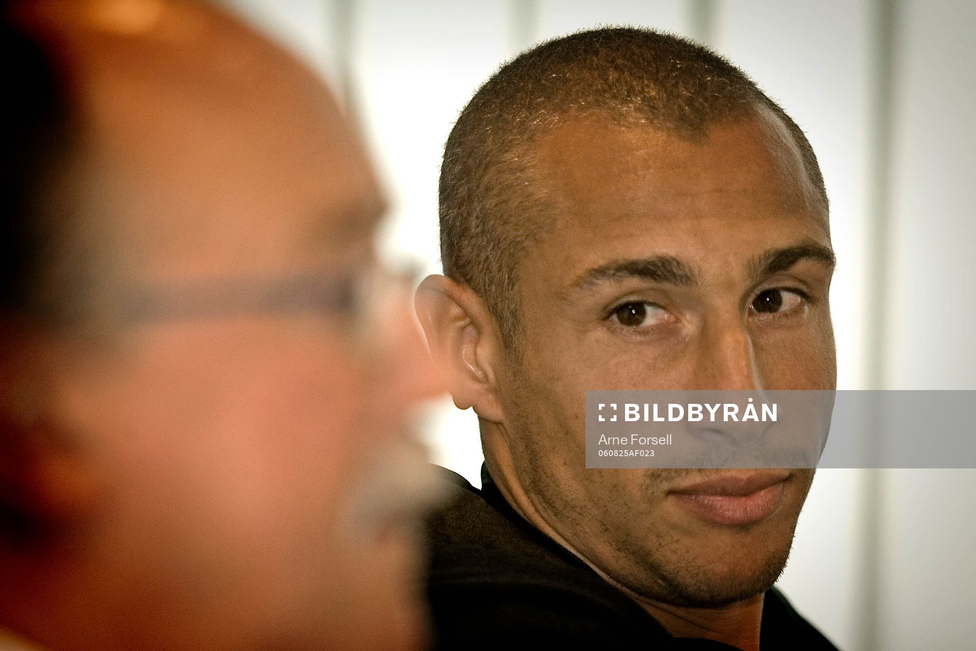 Henrik Larsson. I förgrunden HIF-ordföranden Sten-Inge