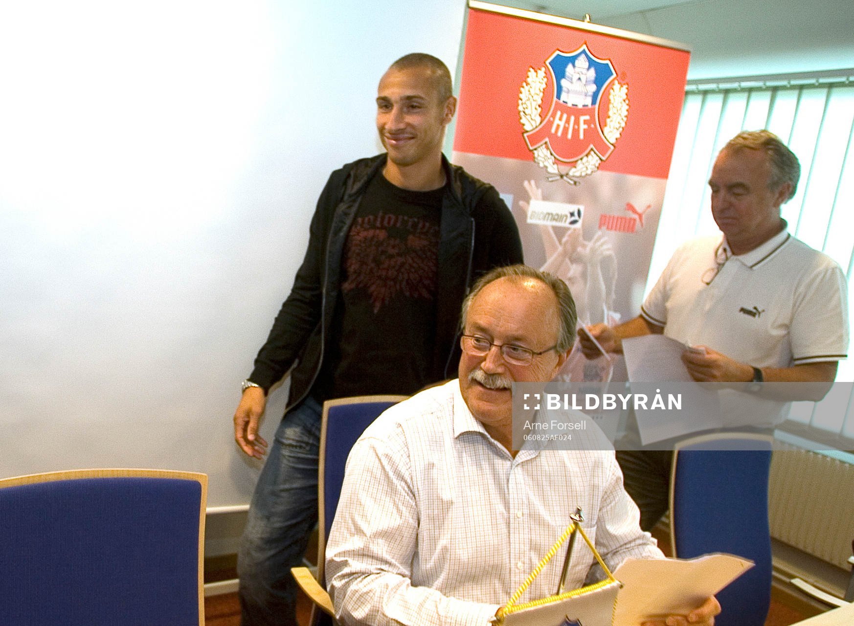 Henrik Larsson lämnar pressonferensen, leende, I