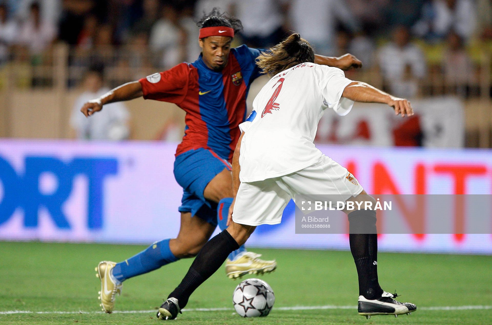 Ronaldinho, Barcelona och Javi Navarro, Sevilla
