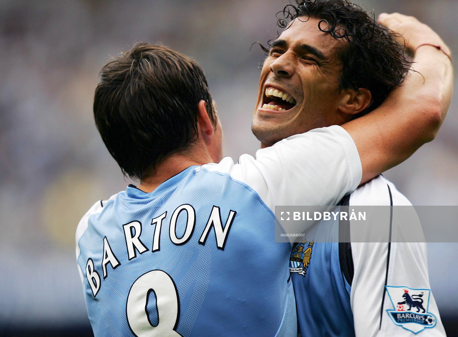 Joey Barton, Manchester, jubel med  Corrado Grabbi efter öppningsmålet.
