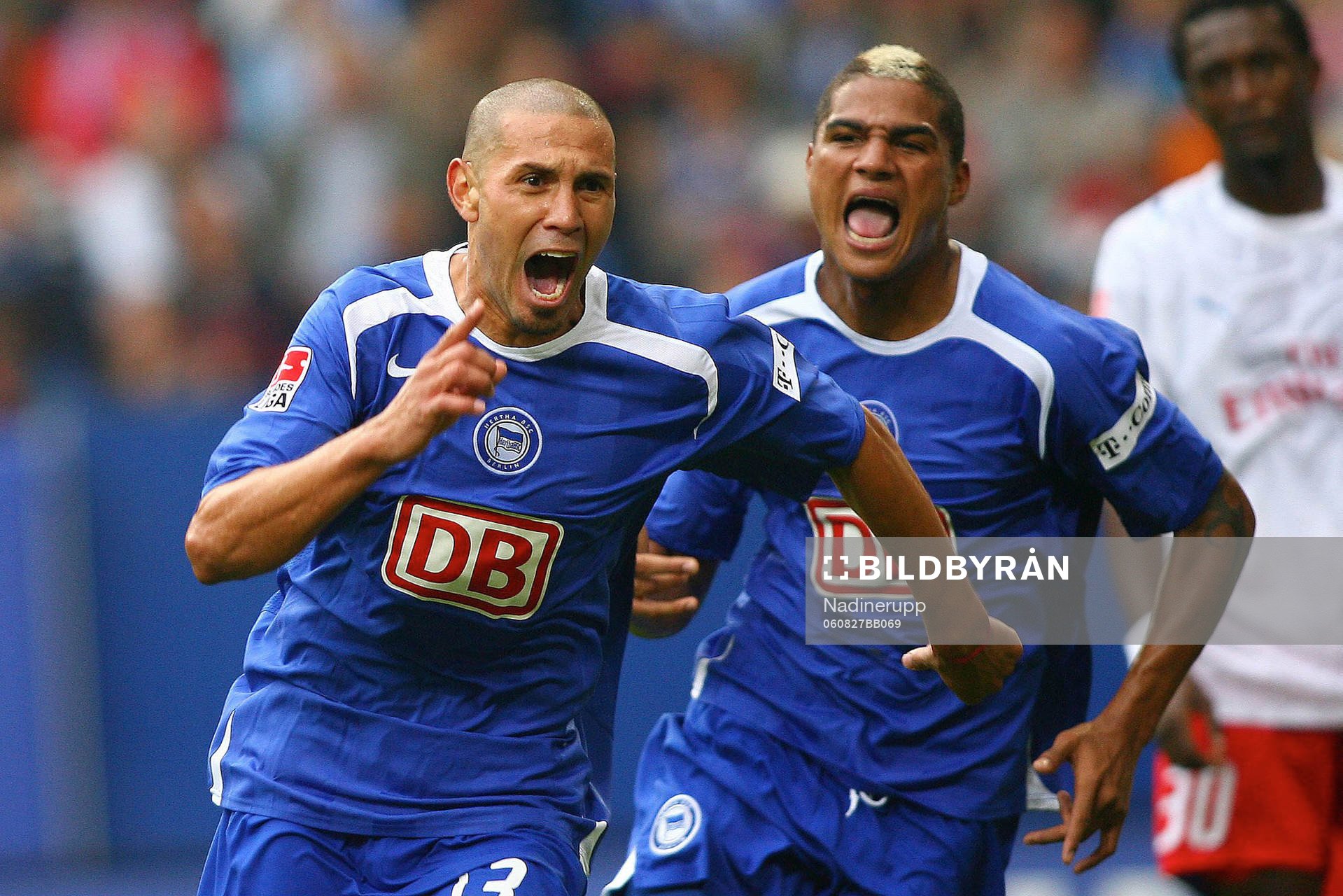  Christian Gimenez har gjort 1-1, jubel med Kevin Boateng, Hertha.