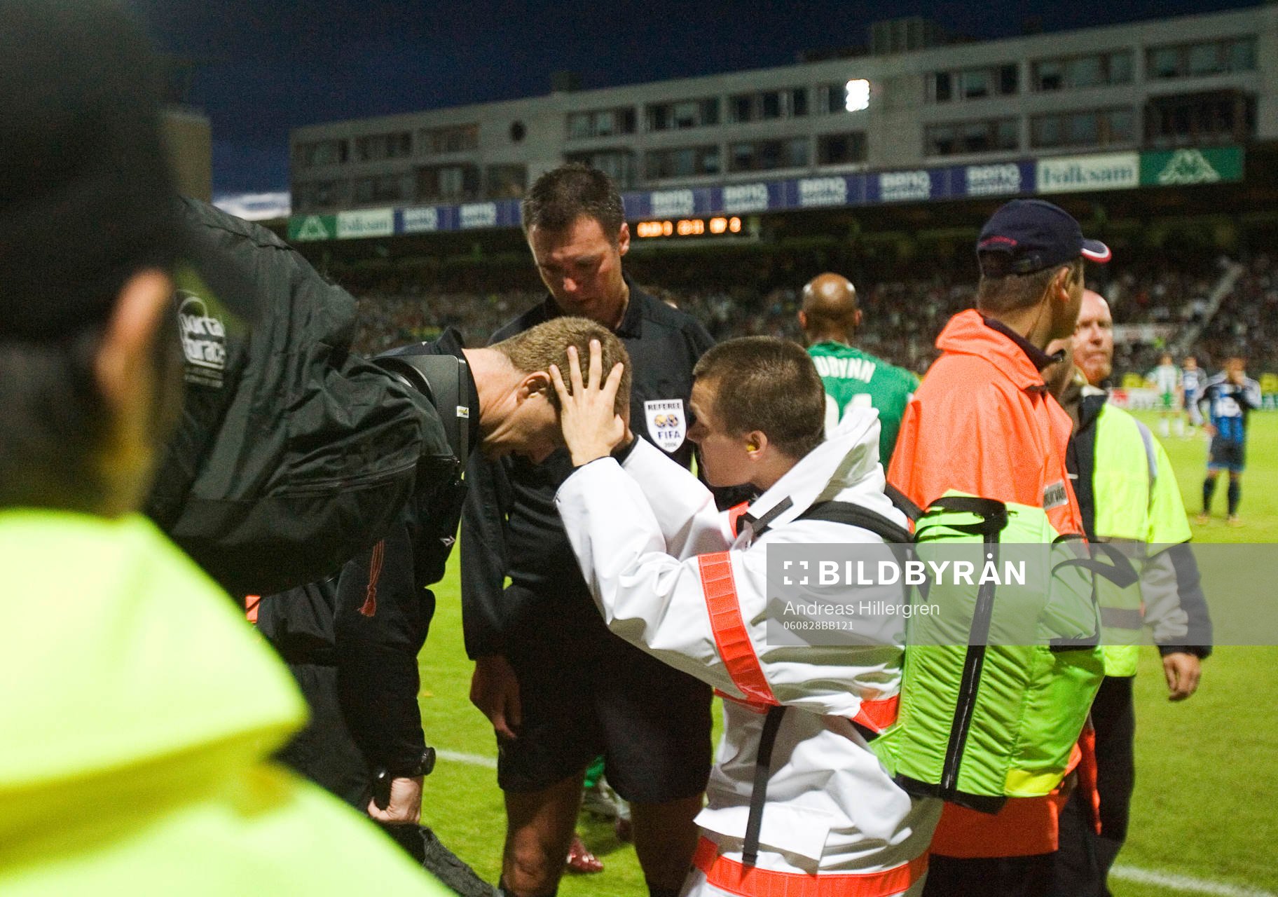 Linjedomaren får något i huvudet av Djurgårdsklacken