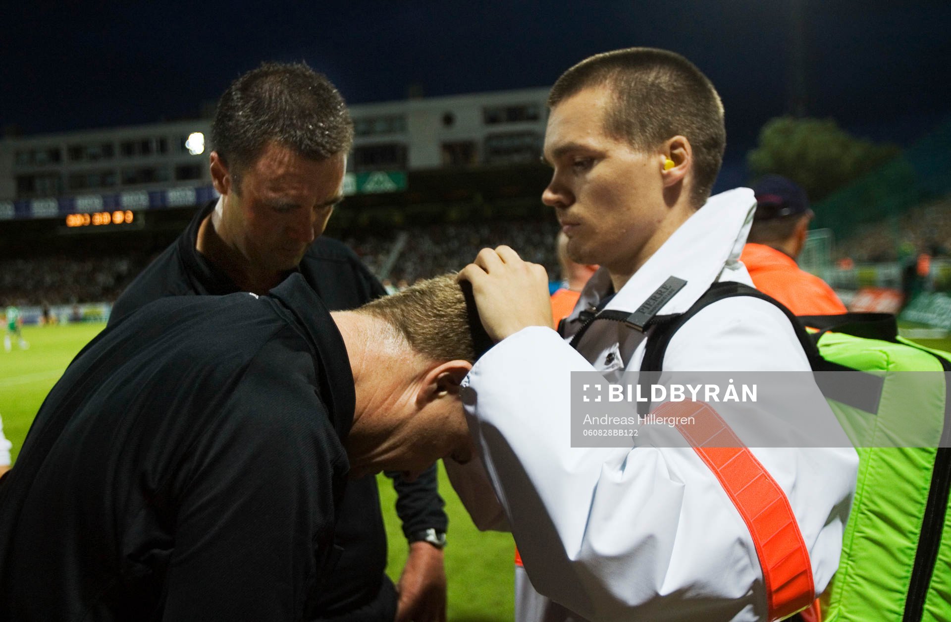 Linjedomaren får något i huvudet av Djurgårdsklacken