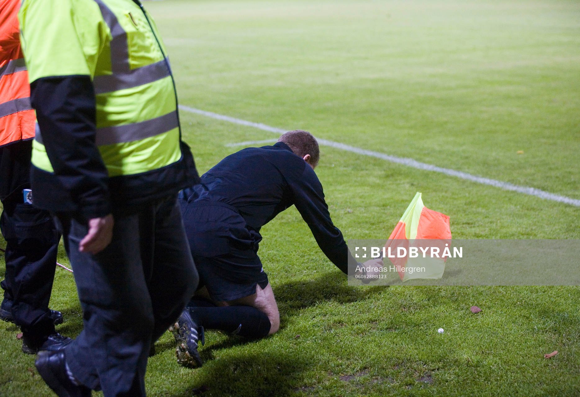 Linjedomaren får något i huvudet av Djurgårdsklacken