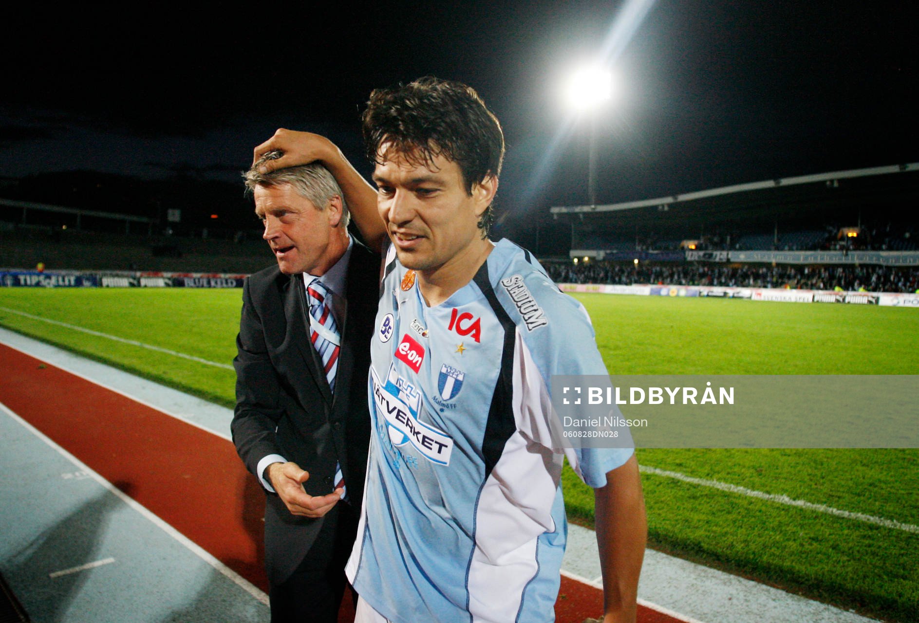  Jari Litmanen, Malmö var bäst på plan och fick en kram av Hasse Borg efter matchen.