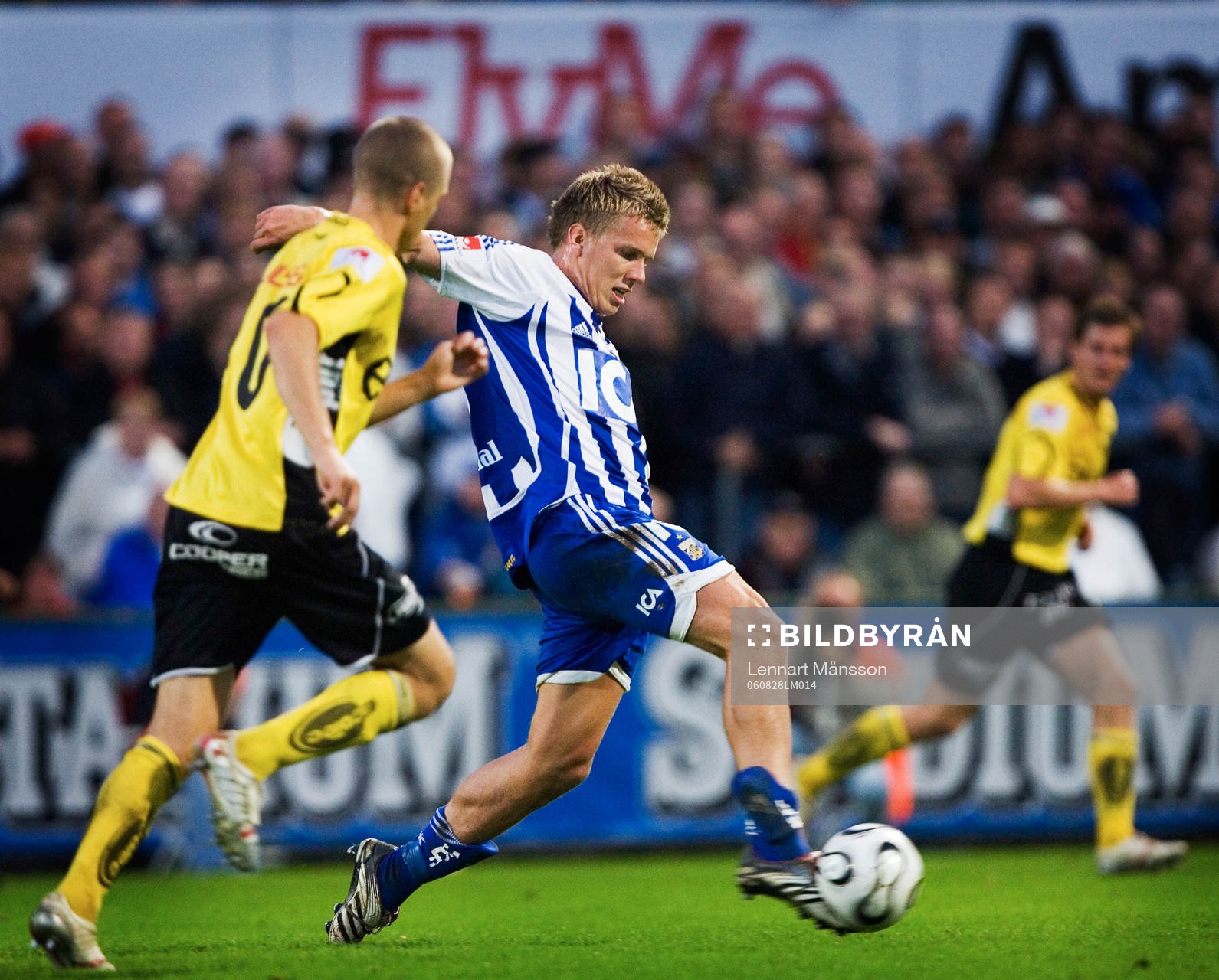 Pontus Wernbloom, Göteborg passar bollen framför Johan
