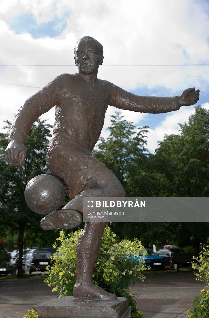 Gunnar Gren, staty