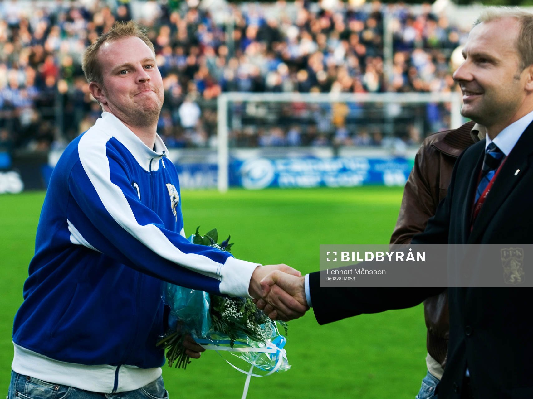 Håkan Mild, sportchef, Göteborg, tar i hand med en