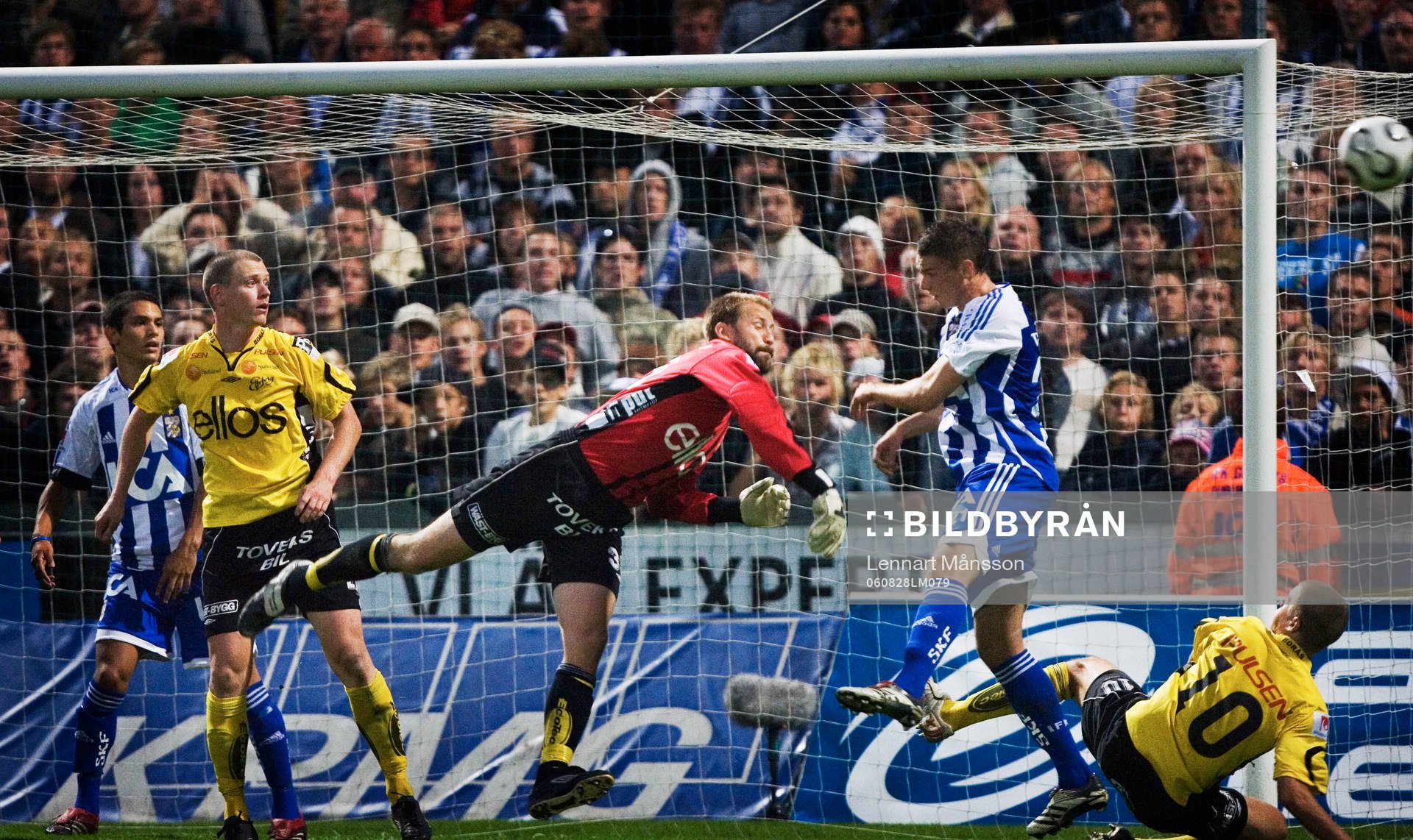 Johan Wiland, målvakt, Elfsborg kastar iväg bollen