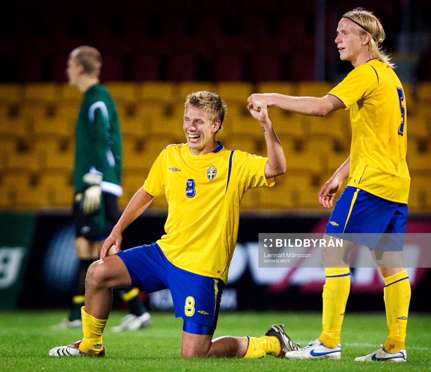Pontus Wernbloom, Sverige hjälps upp av Oscar Wendt. I