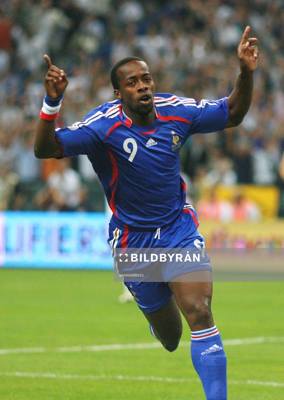  Sidney Govou, Frankrike, jubel efter 1-0. 