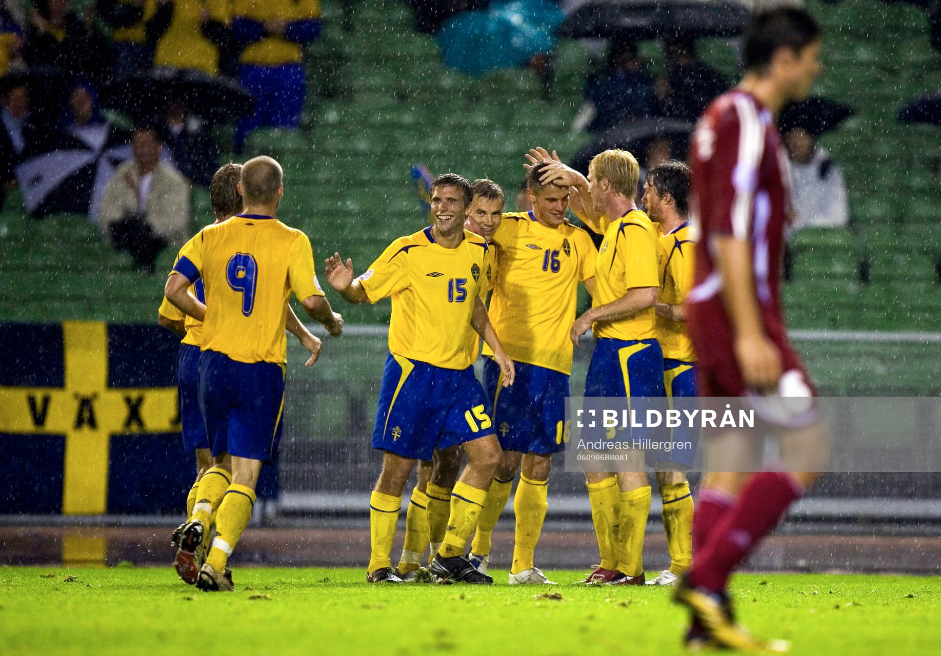 Markus Rosenberg, jubel med Anders Svensson. 3-1