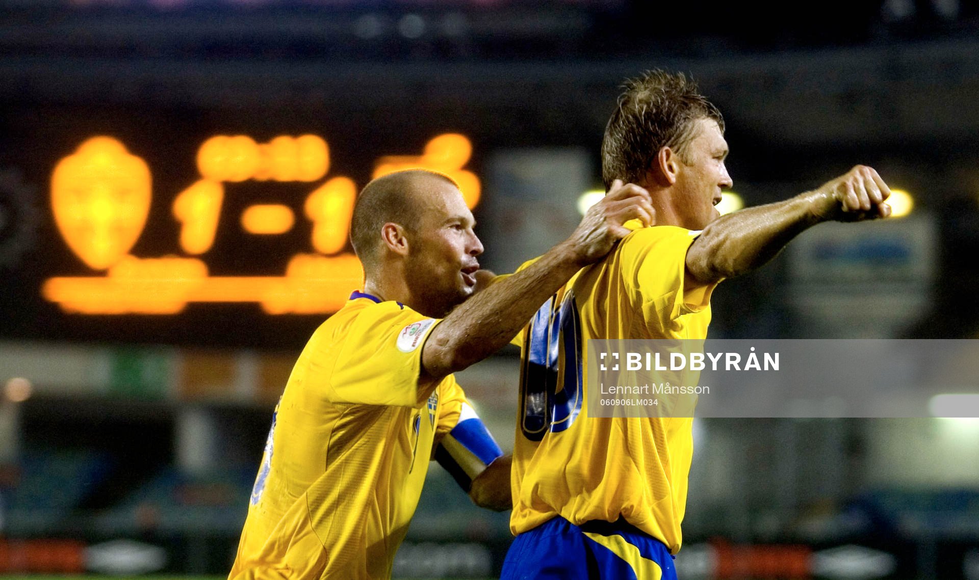 2-1, Marcus Allbäck igen, som grattas av Fredrik