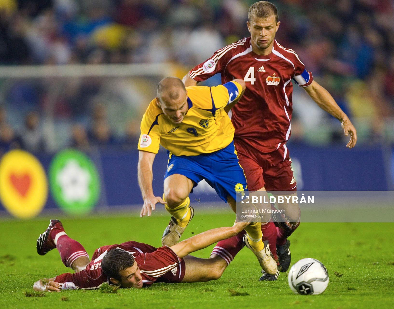 Fredrik Ljungberg tas hårt av Marco Ritzberger och Daniel