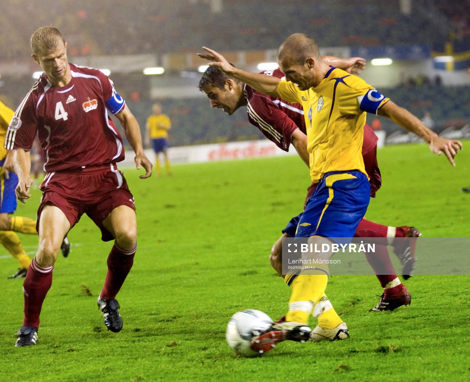 Fredrik Ljungberg tar sig förbi