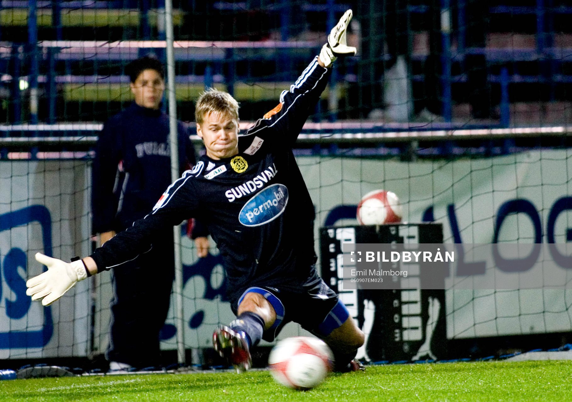 Andreas Lindberg, målvakt, Sundsvall försöker rädda en