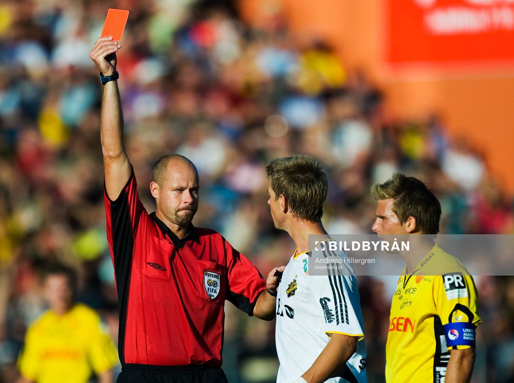 Daniel Arnefjord, AIK får rött kort av Martin Hansson,