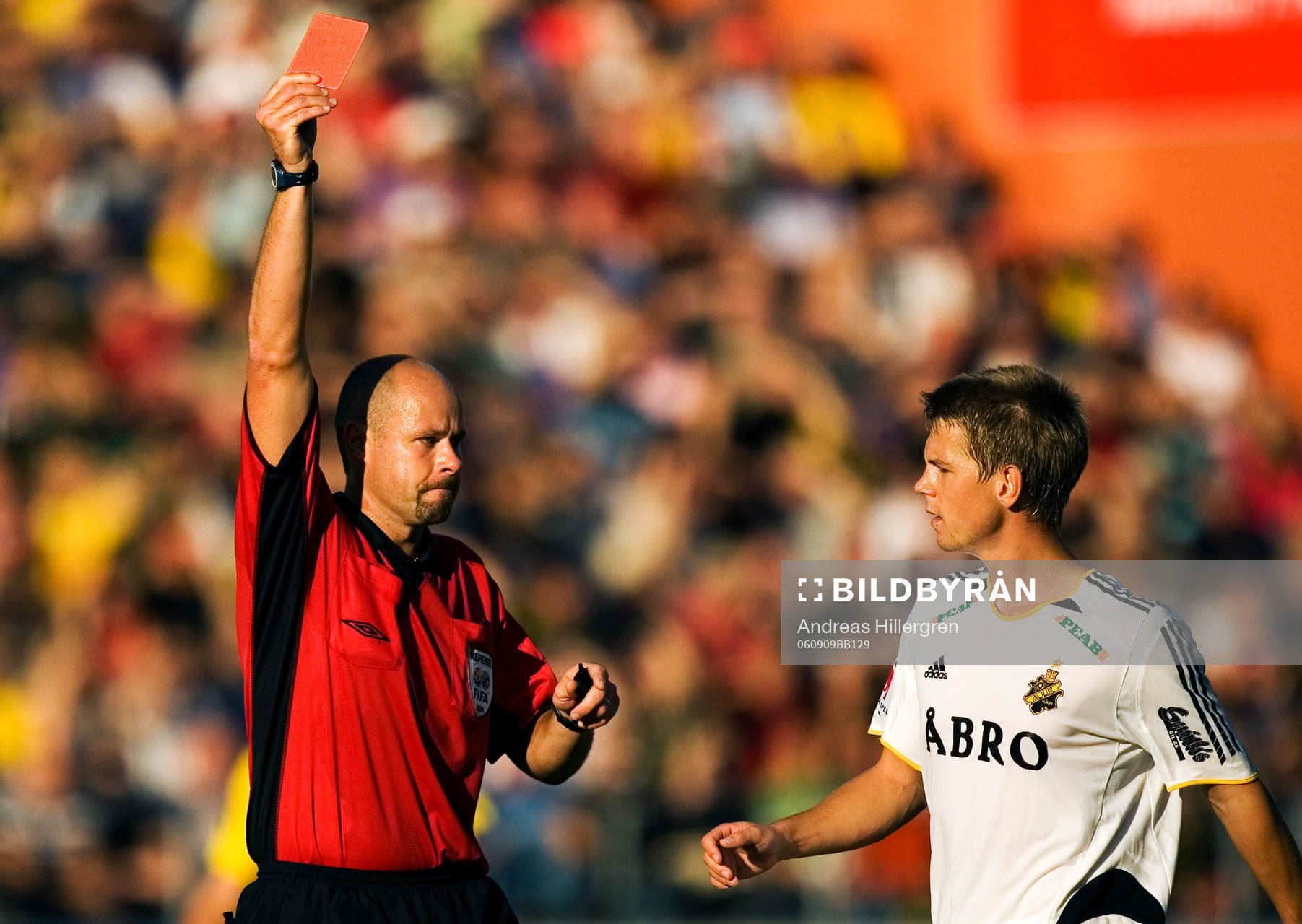 Martin Hansson (Domare), ger Daniel Arnefjord, AIK rött