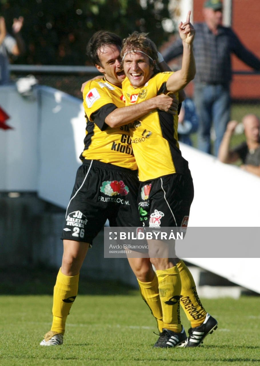  Johan Svensson, Mjällby, (jubel) grattas av Sasa Zimonjic
