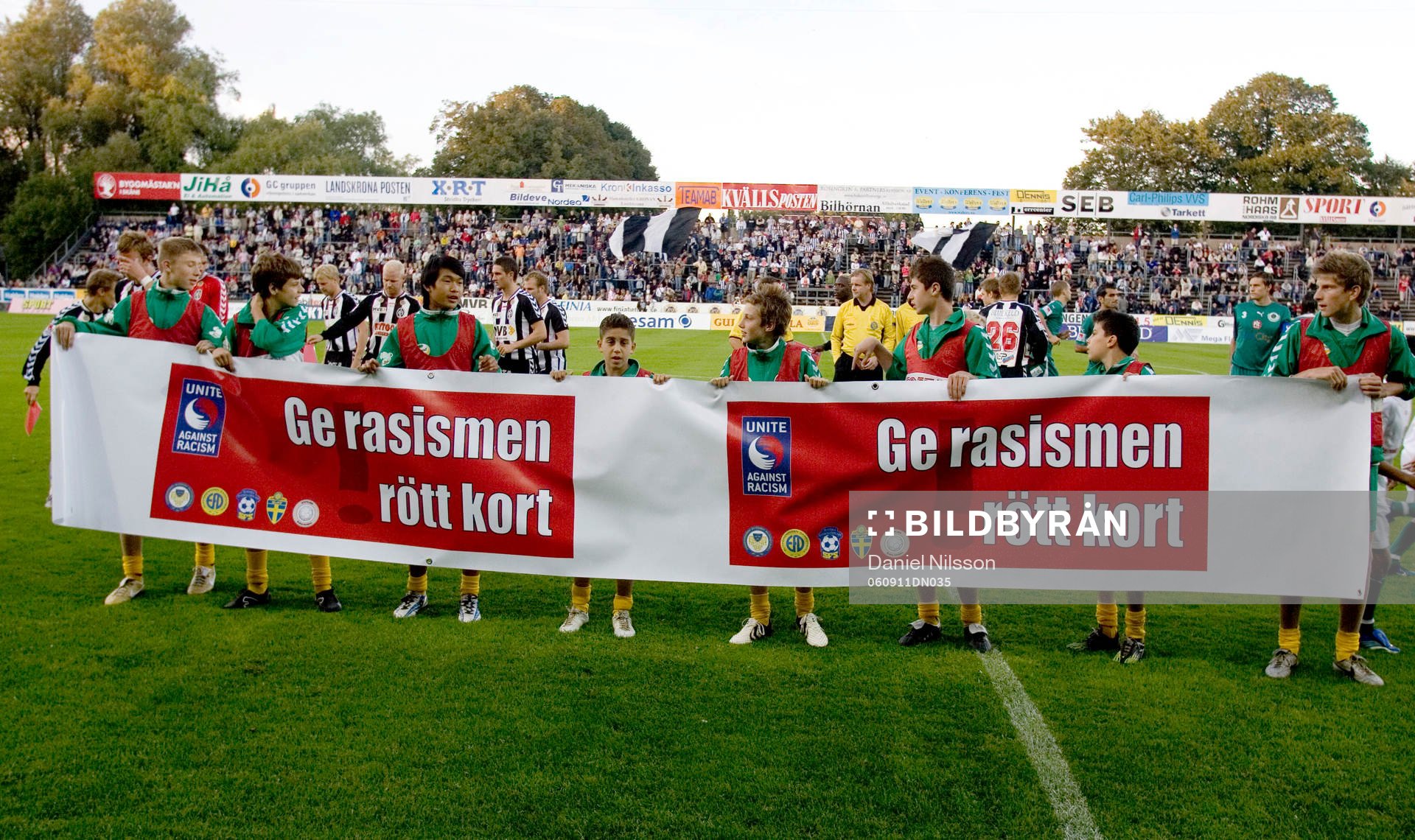 "Ge Rasismen rött kort" visades innan matchen.
