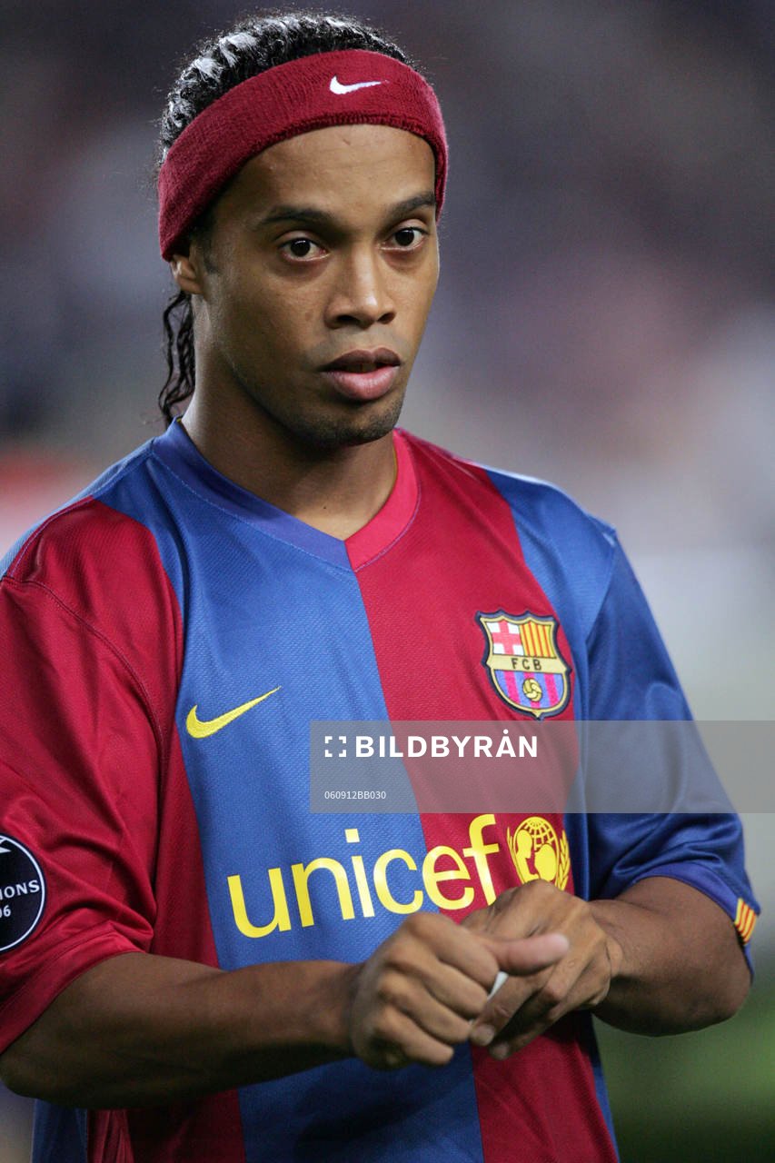  Ronaldinho, Barcelona, med nya tröjan med Unicef logotype, logga, reklam.