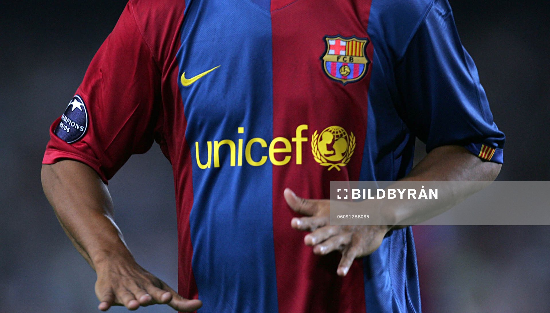  Unicef logga (logotype)  på Ronaldinho, Barcelona, tröja. Första gången Barcelona har nån form av reklam på tröjan.