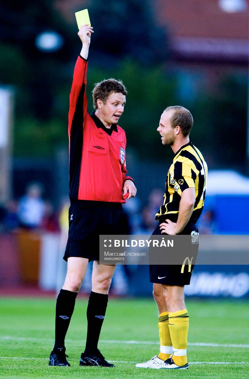 Roger Risholt, Häcken varnas. Domare, gult kort, varning