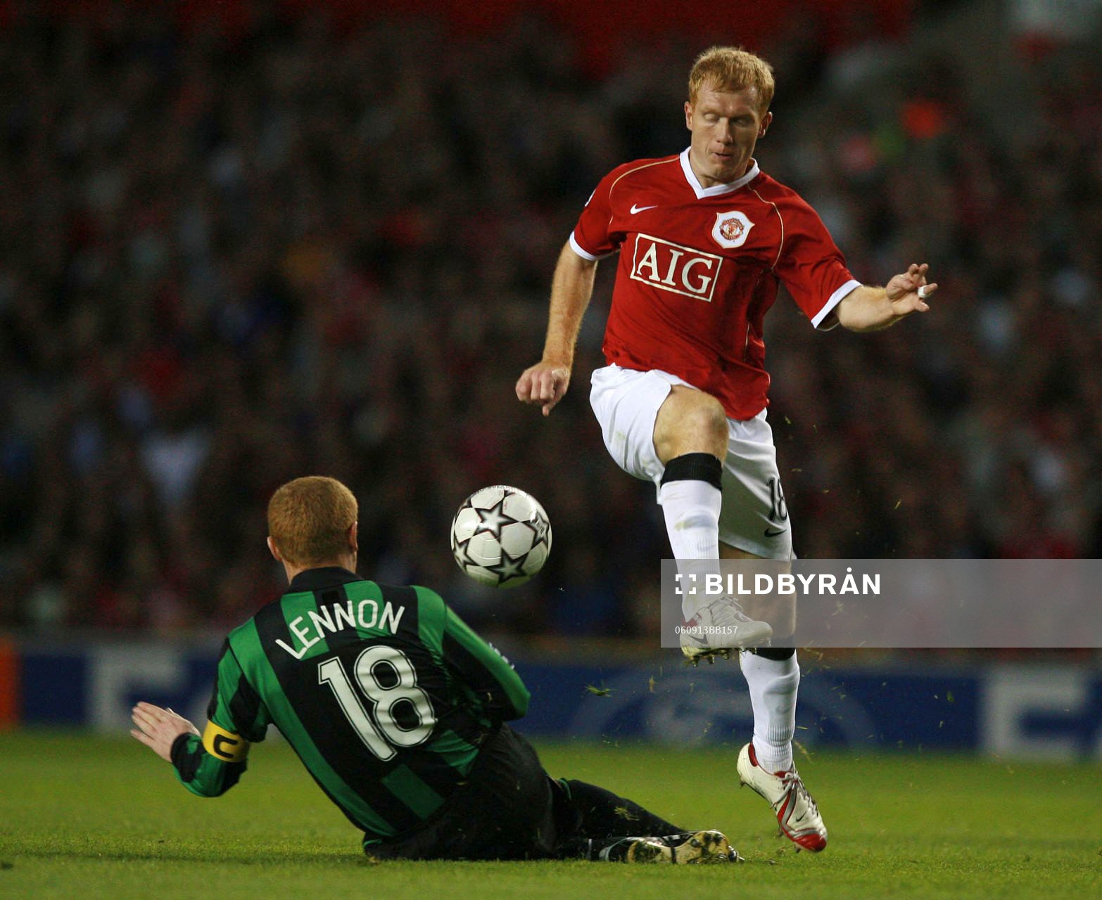 Paul Scholes, Manchester United tacklas av Neil Lennon,
